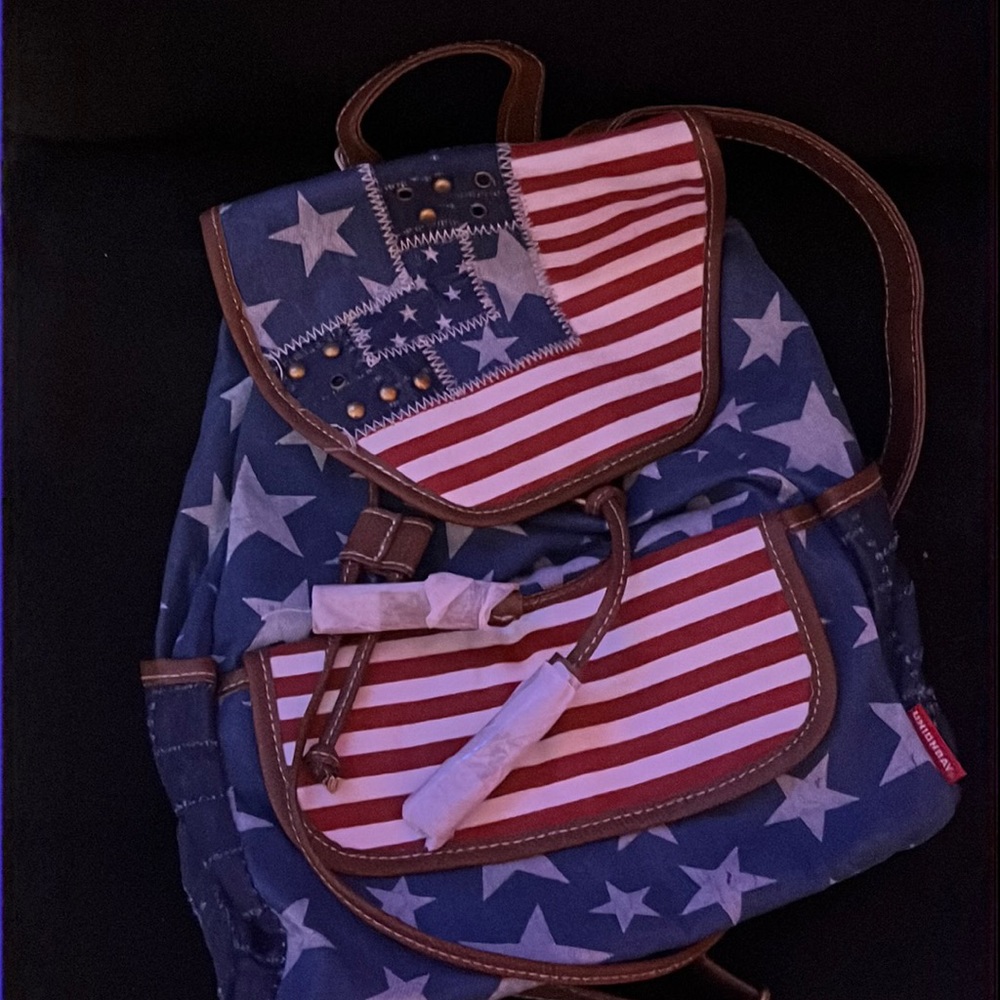 an American backpack with a water bottle holder, pockets and big space.